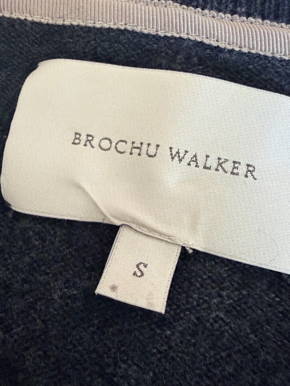 Brochu WalkerLace Vee Looker Pullover V-Neck Sweater in Charcoal Gray | S - Picture 6 of 7